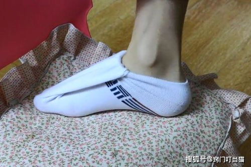 穿鞋時(shí)襪子露在外邊不好看 只需一個(gè) 小動作 ,巧妙的把襪子隱藏好