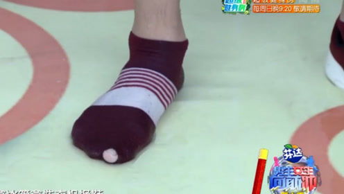 小伙穿一只鞋登頂,襪子竟破了個(gè)洞,小伙羞的都臉紅丨向前沖